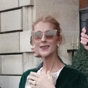 Celine Dion sort de l'hôtel de Crillon pour se rendre à un rendez-vous dans Paris le 25 janvier 2019. 