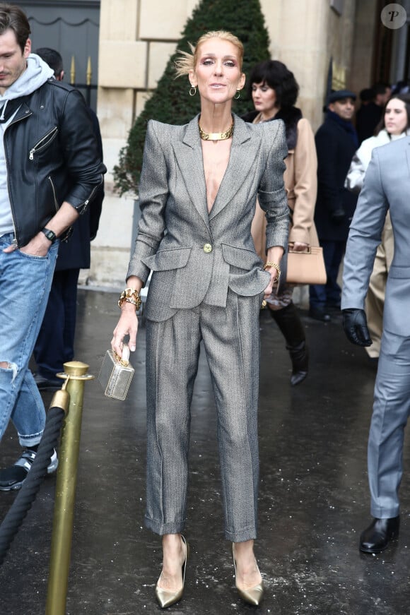 Céline Dion sort de l'hôtel de Crillon à Paris pour se rendre à un défilé lors de la fashion week Haute-Couture printemps-été 2019 le 23 janvier 2019. 