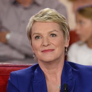 Elise Lucet - Enregistrement de l'émission "Vivement Dimanche" à Paris le 23 Septembre 2015 et qui sera diffusée le 27 Septembre 2015. - Invité principal Muriel Robin 