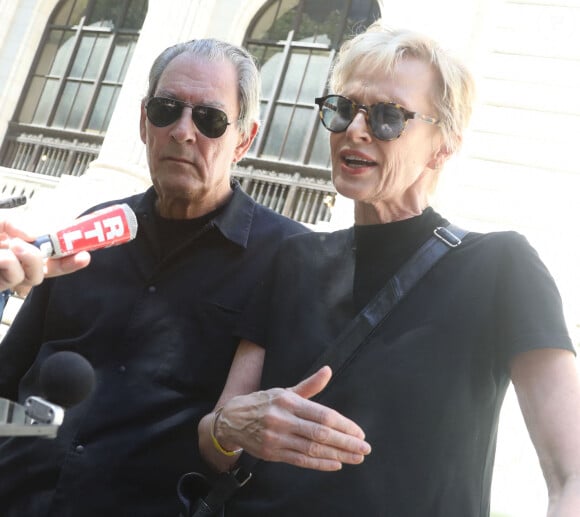 "On nous a volé cette dignité. Je ne connais pas toute l'histoire mais je sais ceci : c'est mal"
Paul Auster et sa femme Siri Hustvedt - Manifestation de soutien à Salman Rushdie devant la Bibliothèque publique à New York. Le 19 août 2022 © Nancy Kaszerman / Zuma Press / Bestimage