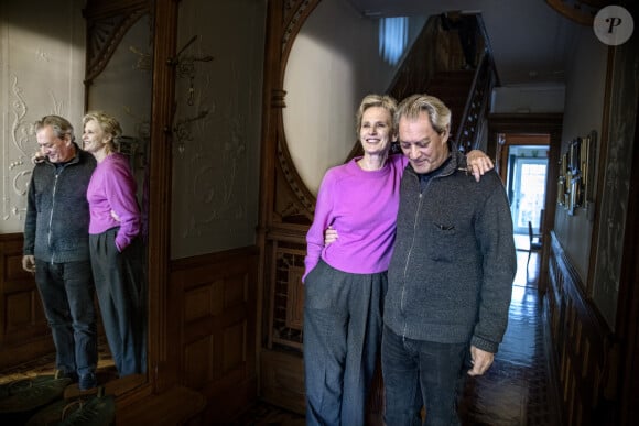 "J'ai découvert peu de temps après, qu'avant même que son corps ne soit emmené, l'annonce de sa mort circulait dans les médias et des nécrologies étaient publiées."
Paul Auster et sa femme Siri Hustvedt dans leur appartement de Brooklyn à New-York le 31 octobre 2020.