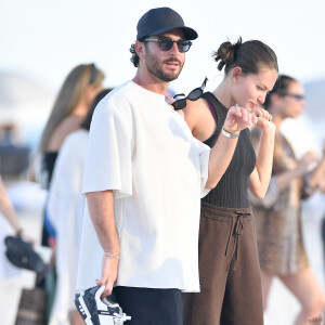 "Five", écrit simplement la fille de Patrick Blondeau en commentaire, avant d'ajouter un smiley coeur noir
 
Thylane Blondeau et son compagnon Benjamin Attal passent une après-midi avec des amis sur une plage à Miami le 27 décembre 2023.