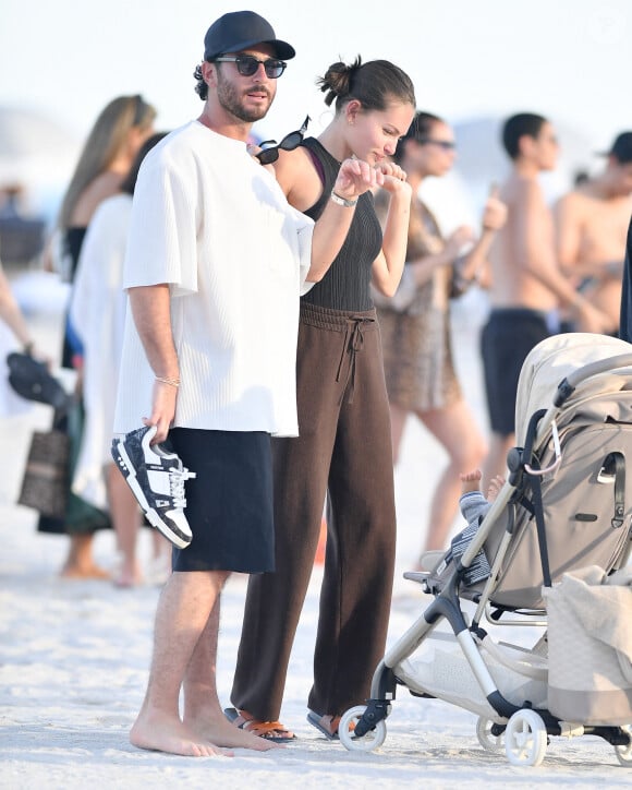"Five", écrit simplement la fille de Patrick Blondeau en commentaire, avant d'ajouter un smiley coeur noir
 
Thylane Blondeau et son compagnon Benjamin Attal passent une après-midi avec des amis sur une plage à Miami le 27 décembre 2023.