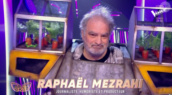 Raphaël Mezrahi est le Robolapin dans "Mask Singer", TF1.