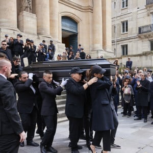 Maïwenn porte le cercueil sous les applaudissements - Sortie des obsèques de Jean-Yves Le Fur en l'église Saint-Roch à Paris, le 6 avril 2024. © Cyril Moreau-Dominique Jacovides/Bestimage 