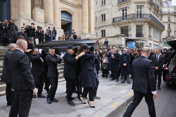 Maïwenn porte le cercueil sous les applaudissements - Sortie des obsèques de Jean-Yves Le Fur en l'église Saint-Roch à Paris, le 6 avril 2024. © Cyril Moreau-Dominique Jacovides/Bestimage 