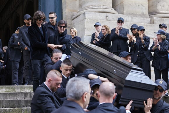 Diego Le Fur et sa mère Maïwenn qui porte le cercueil sous les applaudissements - Sortie des obsèques de Jean-Yves Le Fur en l'église Saint-Roch à Paris, le 6 avril 2024. © Cyril Moreau-Dominique Jacovides/Bestimage 