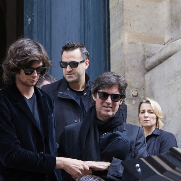 Diego Le Fur et sa mère Maïwenn qui porte le cercueil sous les applaudissements - Sortie des obsèques de Jean-Yves Le Fur en l'église Saint-Roch à Paris, le 6 avril 2024. © Cyril Moreau-Dominique Jacovides/Bestimage 