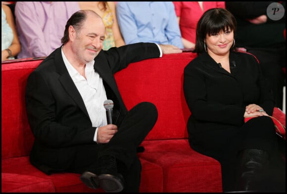 Geneviève et Michel Delpech sur le plateau de l'émission Vivement dimanche. © Guillaume Gaffiot/Bestimage