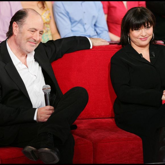 Geneviève et Michel Delpech sur le plateau de l'émission Vivement dimanche. © Guillaume Gaffiot/Bestimage