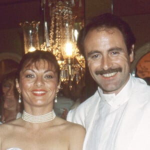 Michel Delpech et sa femme Geneviève au mariage de Eddie Barclay et Cathy Esposito le 21 juin 1984. 
