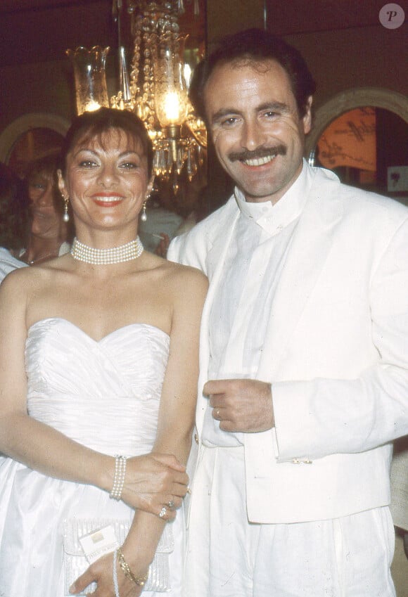 Michel Delpech et sa femme Geneviève au mariage de Eddie Barclay et Cathy Esposito le 21 juin 1984. 