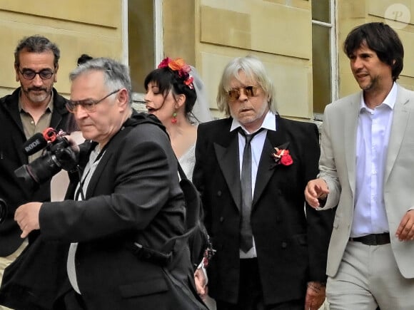 De nombreuses célébrités étaient conviées au troisième mariage du chanteur, comme les chanteurs Dave et Vianney.


Mariage du chanteur Renaud avec sa compagne Christine, qu'il aime appeler Cerise, en reference a ses boucles d'oreilles fetiches portees ce jour, et celui de leur rencontre en 2016. Sont presents famille(s), amis, musiciens, tel Alain Lanty, pianiste, avec qui il reprendra sa tournee 'Dans mes cordes' a l'automne.