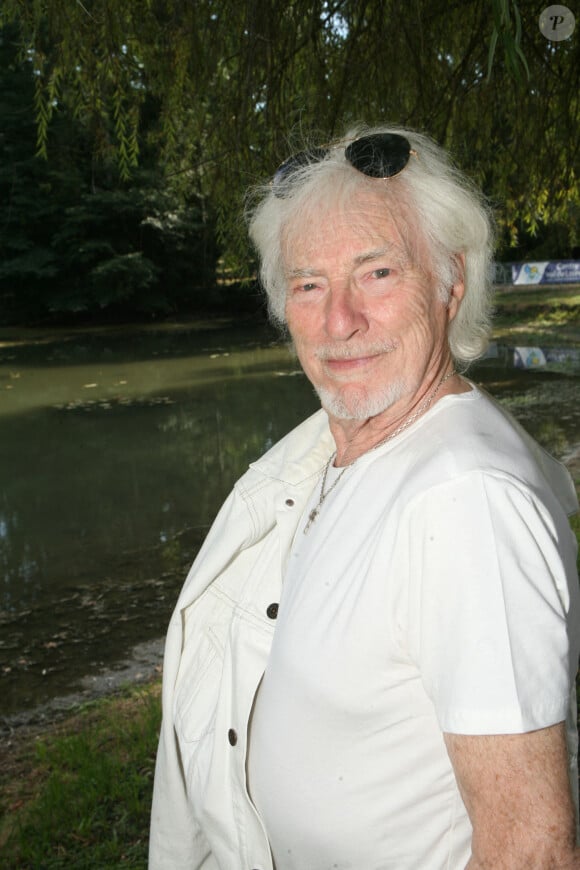 Hugues Aufray lors de la séance de dédicace annuelle "Foret Des Livres" à Chanceaux-Près-Loches, près de Tours, France, le 28 août 2022. Photo par JLPPA/ABACAPRESS.COM