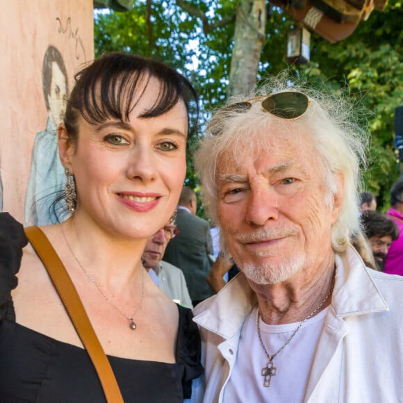 Hugues Aufray et Muriel, son épouse, lors de la séance de dédicaces annuelle "Foret Des Livres" à Chanceaux-Pres-Loches, près de Tours, en France, le 28 août 2022. Photo par Pascal Avenet/ABACAPRESS.COM