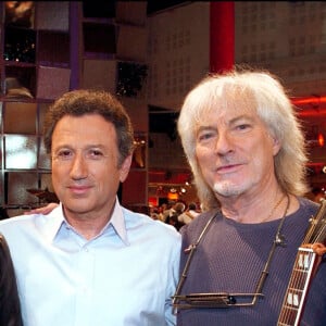Renaud et Hugues Aufray sont amis depuis de longues années, comme le démontre cette photo prise lors d'un tournage de "Vivement Dimanche" avec Michel Drucker, le 18 avril 2002.