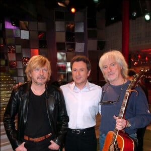 Michel Drucker a reçu Hugues Aufray et Renaud Séchan sur le plateau de "Vivement Dimanche" le 18 avril 2002. Les deux meilleurs amis du monde conservent une amitié depuis plus de quarante ans. Jean Jacques Datchary/ABACA.