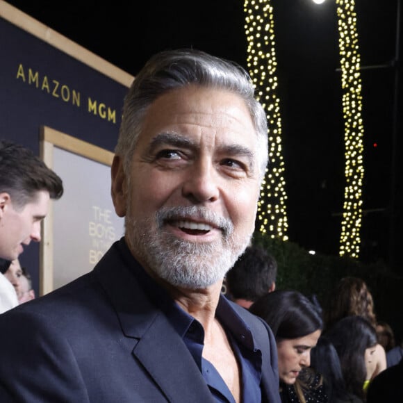 Un adorable chiot Saint-Bernard qui vole déjà la vedette à ses maîtres dans les rues des villages voisins...
George Clooney - Première du film "The Boys in The Boat" à Los Angeles, le 11 décembre 2023. 