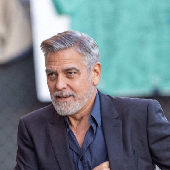 Ils ont vendu la maison que George possédait au lac de Côme en Italie pour investir dans le sud de la France
George Clooney sur le chemin de l'émission "The Jimmy Kimmel Live"