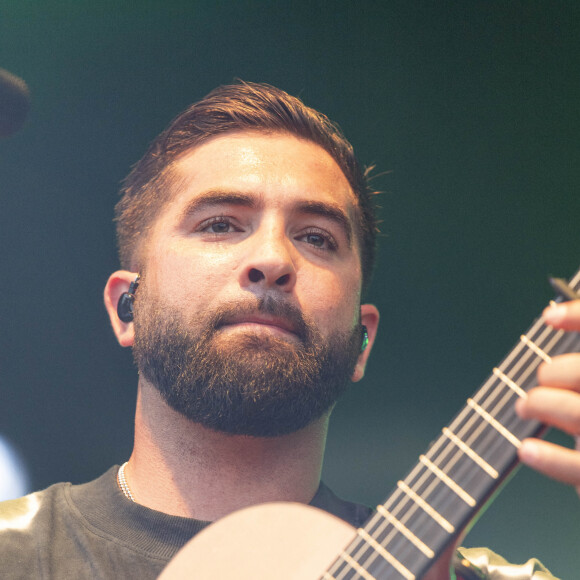 "C'était en 2014, dans un restaurant en Suisse. [...] J'ai été touchée par son regard. Je l'ai senti tout de suite très solaire, gentil, doux." 
Kendji Girac en concert lors du Festival "Paris Paradis" au parc de la Villette à Paris le 10 septembre 2023. © Pierre Perusseau/Bestimage