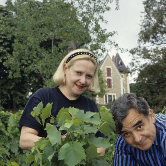 En France, à Quincié-en-Beaujolais, rendez-vous avec Bernard Pivot et Monique Dupuis à leur domicile, dans leur vigne. Août 1991 © Alain Canu via Bestimage