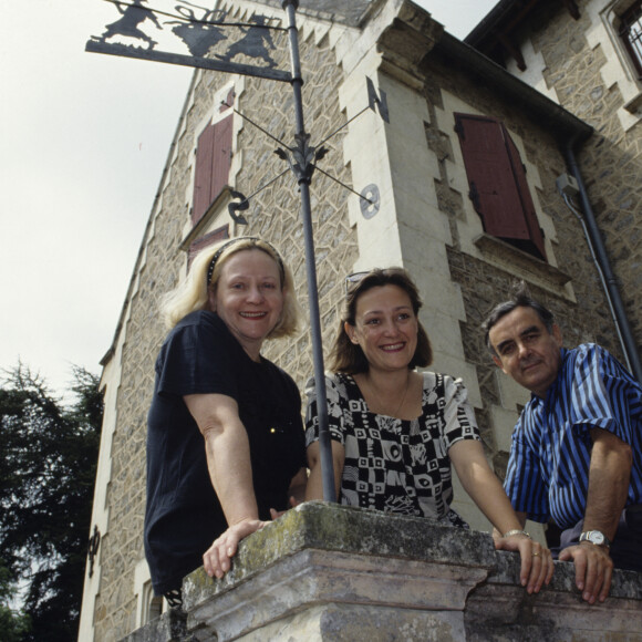 Bernard pivot avait été marié à Monique Dupuis auparavant, avec qui il a eu ses deux filles Cécile et Agnès
En France, à Quincié-en-Beaujolais, rendez-vous avec Bernard Pivot, Monique Dupuis et leur fille Agnès à leur domicile. Août 1991 © Alain Canu via Bestimage