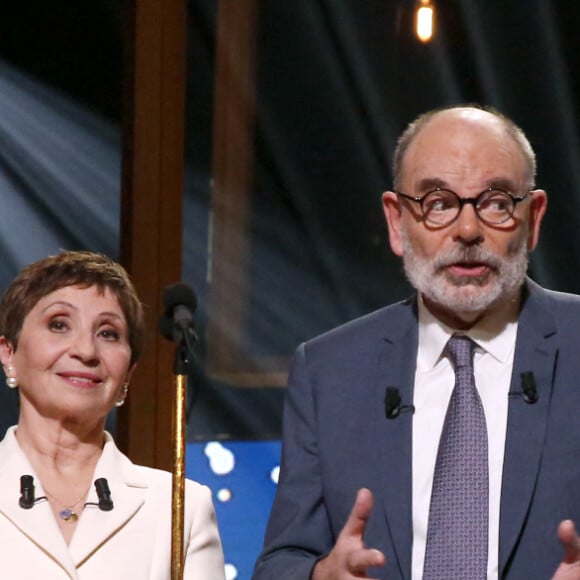 Ariane Ascaride et Jean-Pierre Darroussin présentent le Molière du Comédien dans un spectacle de Théâtre privé - 35ème cérémonie des Molières aux Folies Bergère à Paris, France, le 6 Mai 2024. © Bertrand Rindoff / Bestimage