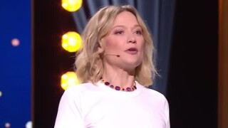 VIDEO Molières 2024 : Caroline Vigneaux sans soutien-gorge sur scène, l'humoriste envoie un message fort sur France 2