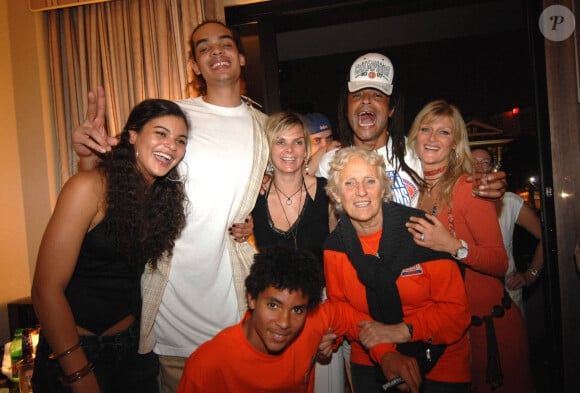 Joakim Noah et sa famille célèbrent leur victoire 84-75 au championnat de basket-ball masculin de la NCAA à Atlanta, GA, USA, le 2 avril 2007. (De gauche à droite) Soeur Yelena, Yoakim, mère Cecilia, Père Yannick et sa compagne Isabelle Camus et derrière son cousin Thomas Proisy et sa grand-mère Marie-Claire Noah. Photo par Christophe Guibbaud/Cameleon/ABACAPRESS.COM