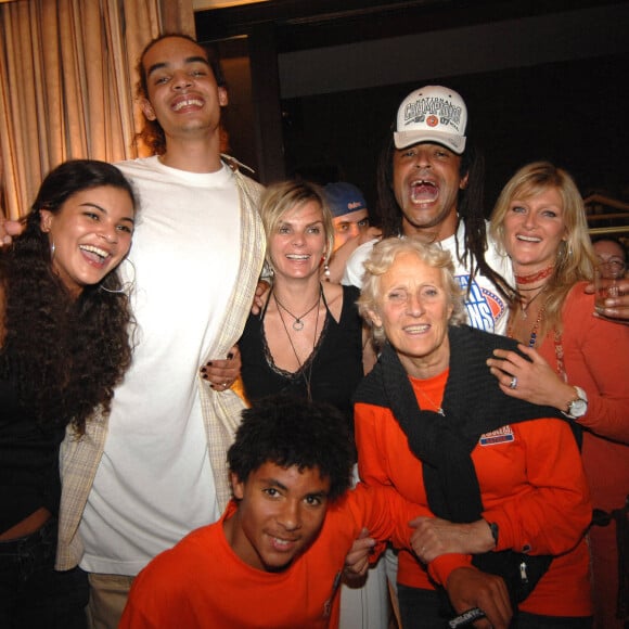 Joakim Noah et sa famille célèbrent leur victoire 84-75 au championnat de basket-ball masculin de la NCAA à Atlanta, GA, USA, le 2 avril 2007. (De gauche à droite) Soeur Yelena, Yoakim, mère Cecilia, Père Yannick et sa compagne Isabelle Camus et derrière son cousin Thomas Proisy et sa grand-mère Marie-Claire Noah. Photo par Christophe Guibbaud/Cameleon/ABACAPRESS.COM