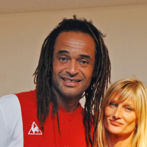 Yannick Noah et son épouse Isabelle Camus assistent au vernissage de l'exposition de sculptures de Cecilia Rodhe à la Galerie '75 Faubourg' à Paris, France, le 4 octobre 2007. Cecilia Rodhe présente sa dernière oeuvre intitulée "La promesse". Photo par Christophe Guibbaud/ABACAPRESS.COM