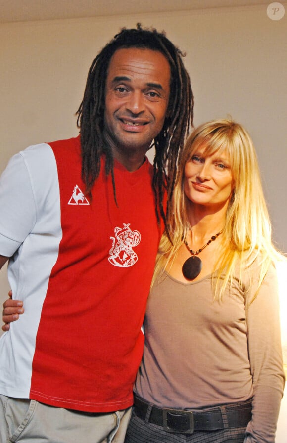 Yannick Noah et son épouse Isabelle Camus assistent au vernissage de l'exposition de sculptures de Cecilia Rodhe à la Galerie '75 Faubourg' à Paris, France, le 4 octobre 2007. Cecilia Rodhe présente sa dernière oeuvre intitulée "La promesse". Photo par Christophe Guibbaud/ABACAPRESS.COM