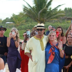Joakim Noah, Lais Ribeiro, Yannick Noah, Cecilia Rodhe - Joakim Noah et Lais Ribeiro se sont mariés devant leurs amis et leur famille sur la plage de Trancoso au Brésil le 13 juillet 2022.