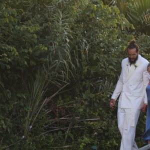 Joakim Noah avec ses parents Yannick Noah et Cecilia Rodhe et Socorro Oliveira Ribeiro - Joakim Noah et Lais Ribeiro se sont mariés devant leurs amis et leur famille sur la plage de Trancoso au Brésil le 13 juillet 2022.