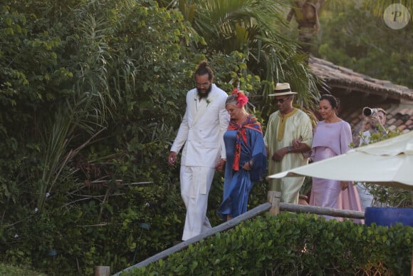 Joakim Noah avec ses parents Yannick Noah et Cecilia Rodhe et Socorro Oliveira Ribeiro - Joakim Noah et Lais Ribeiro se sont mariés devant leurs amis et leur famille sur la plage de Trancoso au Brésil le 13 juillet 2022.