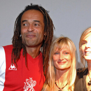 Yannick Noah, son épouse Isabelle Camus et Cecilia Rodhe assistent au vernissage de l'exposition de sculptures de Cecilia à la Galerie '75 Faubourg' à Paris, France, le 4 octobre 2007. Cecilia Rodhe présente sa dernière oeuvre intitulée "La promesse". Photo par Christophe Guibbaud/ABACAPRESS.COM