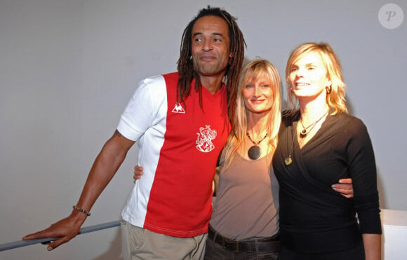 Yannick Noah, son épouse Isabelle Camus et Cecilia Rodhe assistent au vernissage de l'exposition de sculptures de Cecilia à la Galerie '75 Faubourg' à Paris, France, le 4 octobre 2007. Cecilia Rodhe présente sa dernière oeuvre intitulée "La promesse". Photo par Christophe Guibbaud/ABACAPRESS.COM