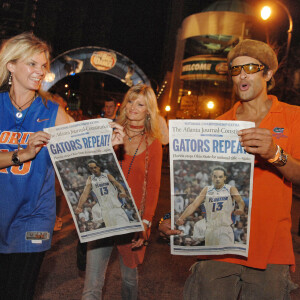 Yannick Noah et Cecilia Rodhe tiennent un journal avec leur fils, Joakim Noah, lors du match de championnat de basket-ball masculin de la NCAA Division 1 à Atlanta, GA, États-Unis, le 2 avril 2007. Photo par Christophe Guibbaud/Cameleon/ABACAPRESS.COM