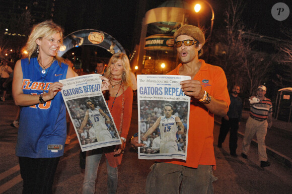 Yannick Noah et Cecilia Rodhe tiennent un journal avec leur fils, Joakim Noah, lors du match de championnat de basket-ball masculin de la NCAA Division 1 à Atlanta, GA, États-Unis, le 2 avril 2007. Photo par Christophe Guibbaud/Cameleon/ABACAPRESS.COM