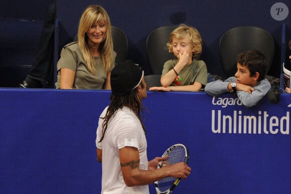 Le tennisman Yannick Noah, sa femme Isabelle Camus et leur fils Joalukas Noah lors de la 2e journée du Trophée Jean-Luc Lagardère au stade Pierre Courbertin à Paris, France, le 2 octobre 2010. Photo par Corinne Dubreuil/Cameleon/ABACAPRESS.COM