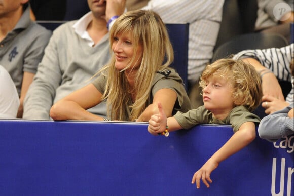 L'épouse de Yannick Noah, Isabelle Camus, et leur fils Joalukas Noah lors de la 2e journée du Trophée Jean-Luc Lagardère au stade Pierre Courbertin à Paris, France, le 2 octobre 2010. Photo par Corinne Dubreuil/Cameleon/ABACAPRESS.COM