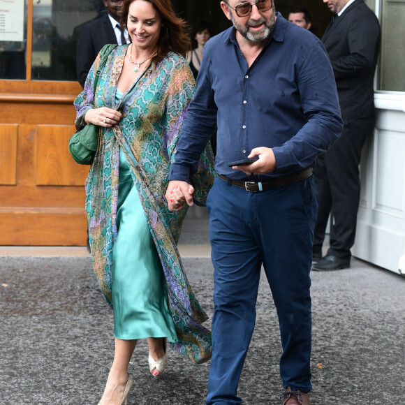 Julia Vignali et son mari Kad Merad - Mariage de Claude Lelouch à la mairie du 18ème à Paris. Le 17 juin 2023