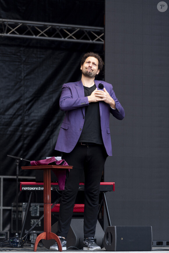 Exclusif - Eric Antoine lors de l'hommage à l'humoriste Guillaume Bats, mort à 36 ans, à Montmirail, Marne, France, le 17 juin 2023. © Pierre Perusseau/Bestimage 