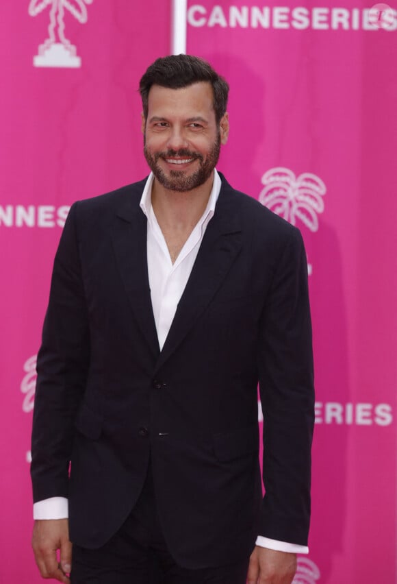 Laurent Lafitte pour la série "Tapie" - Photocall (tapis rose) du festival Canneseries saison 6 au palais des festivals à Cannes le 16 avril 2023. © Denis Guignebourg / Bestimage 