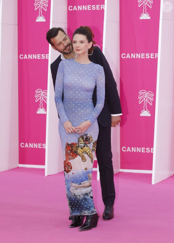 La série avait pourtant été critiquée par la famille 
Laurent Lafitte et Joséphine Japy pour la série "Tapie" - Photocall (tapis rose) du festival Canneseries saison 6 au palais des festivals à Cannes le 16 avril 2023. © Denis Guignebourg / Bestimage 