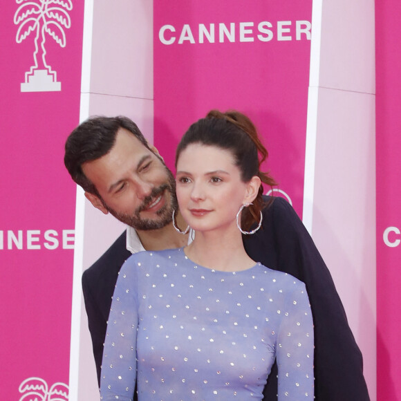 La série avait pourtant été critiquée par la famille 
Laurent Lafitte et Joséphine Japy pour la série "Tapie" - Photocall (tapis rose) du festival Canneseries saison 6 au palais des festivals à Cannes le 16 avril 2023. © Denis Guignebourg / Bestimage 