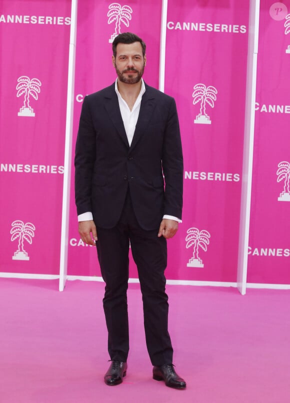 Laurent Lafitte pour la série "Tapie" - Photocall (tapis rose) du festival Canneseries saison 6 au palais des festivals à Cannes le 16 avril 2023. © Denis Guignebourg / Bestimage 