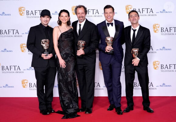 Toute l'équipe avait fait le déplacement. 
Bruno Nahon, Tristan Seguela, Olivier Demangel, Laurent Lafitte et Josephine Japy - salle de presse des BAFTA TV Awards après leur prix de la meilleure série étrangère, 12 mai 2024, Londres @ Ian West/PA Wire