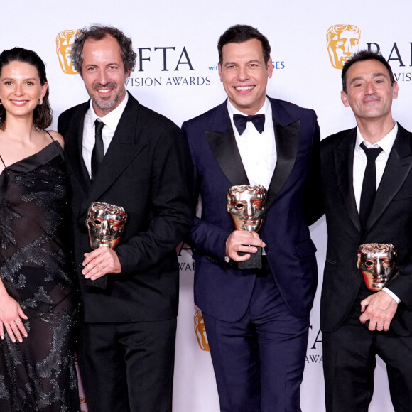 Toute l'équipe avait fait le déplacement. 
Bruno Nahon, Tristan Seguela, Olivier Demangel, Laurent Lafitte et Josephine Japy - salle de presse des BAFTA TV Awards après leur prix de la meilleure série étrangère, 12 mai 2024, Londres @ Ian West/PA Wire