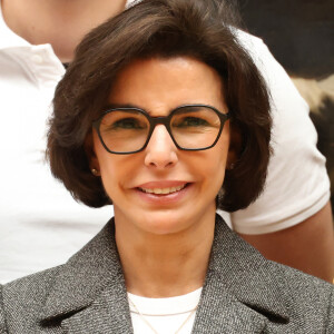 La ministre de la Culture Rachida Dati lors de la remise en place de la monumentale toile d'Eugène Delacroix "La Liberté guidant le peuple" après six mois de restauration au musée du Louvre à Paris, France, le 30 avril 2024.  © Denis Guignebourg/Bestimage 